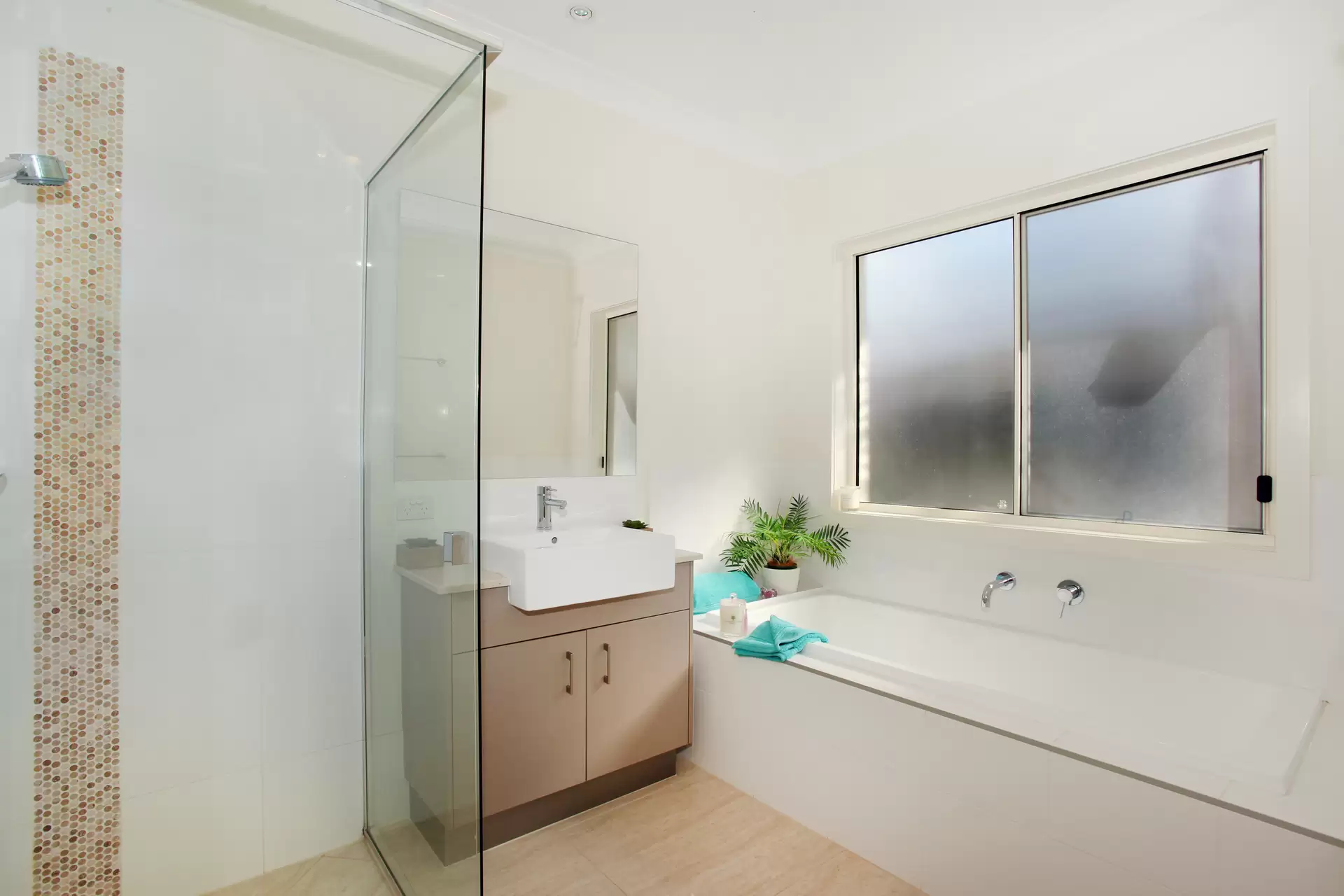 Photo #9: 11 Peachtree Crescent, Peregian Springs - Sold by Ray White Noosa